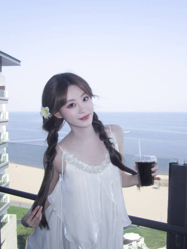 祝绪丹穿吊带尽显纯欲诱惑 嘟嘴回眸娇憨灵动