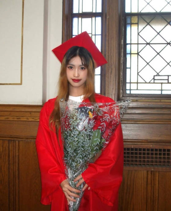 冯小刚养女高中毕业！徐帆美国陪女儿参加毕业典礼