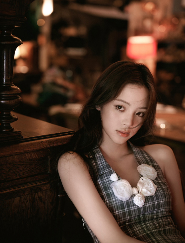 欧阳娜娜抱可爱萌犬拍照好养眼