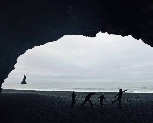 朱亚文一家四口冰岛度假 妻子素颜戴墨镜气质斐然