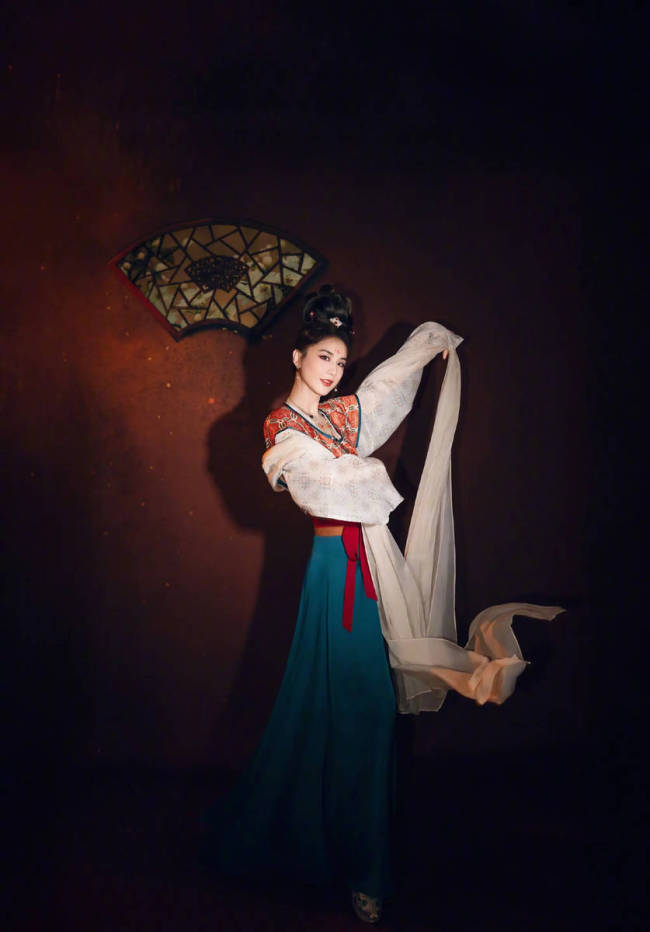 黄圣依穿汉服尽显古韵风采！气质温婉灵动美貌迷人