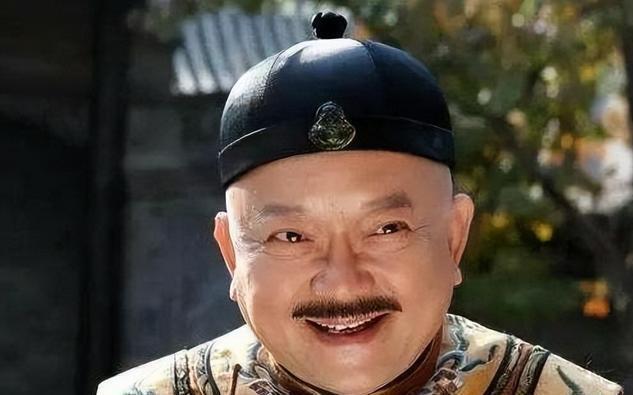 王刚、张国立老友同框，精致英伦穿搭吸睛，现场上演“和珅”名场面封面图