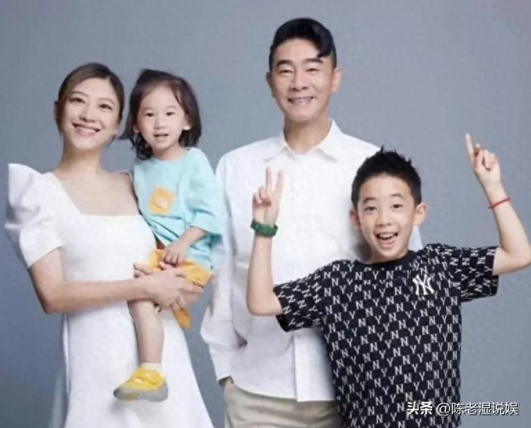 陈小春国庆晒照，大儿子像爹二儿子像外婆， 没遗传应采儿的好基因封面图