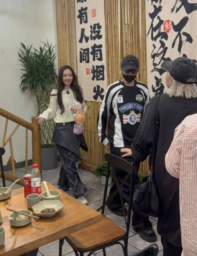 浪姐友谊不散！网友偶遇郭碧婷张予曦刘忻夜爬长城