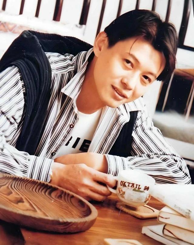 央视一哥与董卿同居6年告别，51岁再婚娇妻，如今60岁面貌大变！封面图