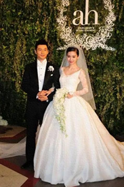 杨颖带儿子与黄妈妈聚餐！三人有说有笑，离婚后和前婆婆处成闺蜜封面图