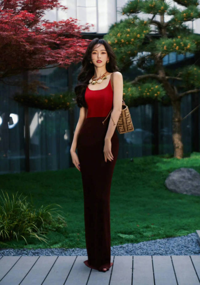 唐嫣穿包臀裙身姿婀娜 红唇大波浪回眸明媚动人