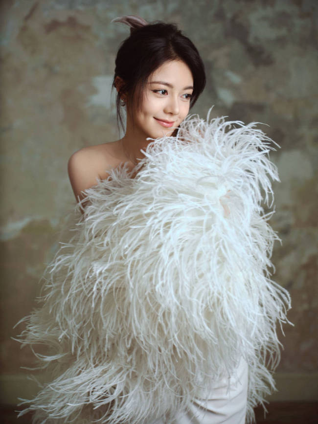 赵今麦抹胸裙气质高雅 披夸张毛毛披肩似复古名伶