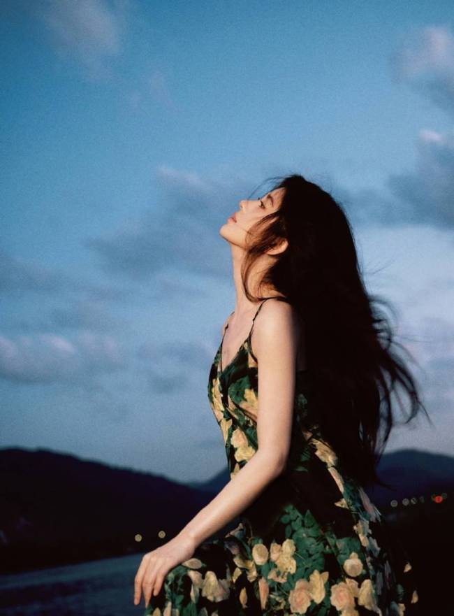 鞠婧祎身穿墨绿色玫瑰吊带长裙 肤白貌美清纯可人