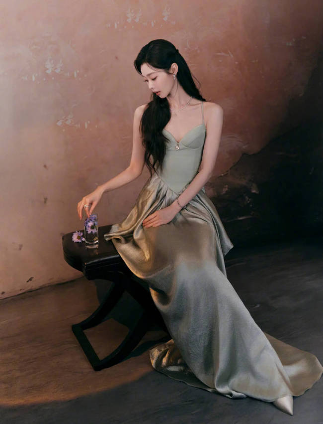 宋轶身穿吊带裙锁骨精致 看向镜头眼眸深邃