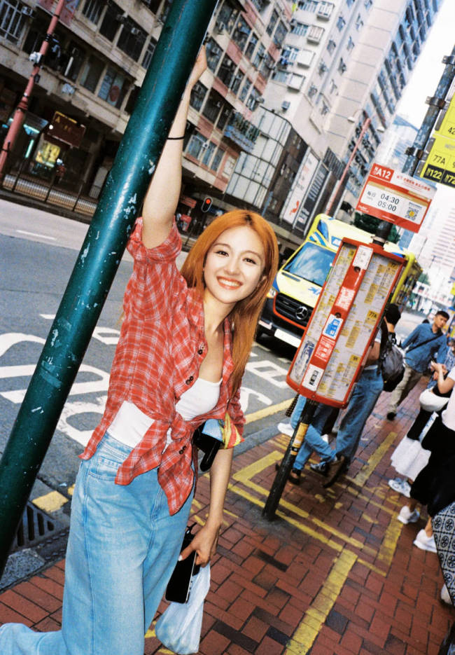 李兰迪街头漫步气质优雅 回眸甜笑化身港风美人