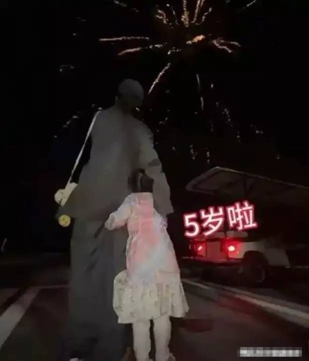 华晨宇5岁女儿曝光：小公主颜值引期待，母女看烟花画面超温馨封面图