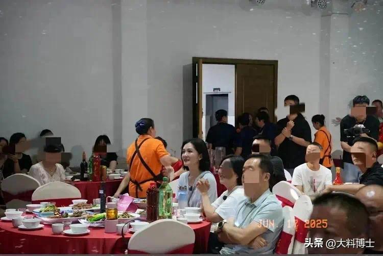 谢娜二舅生日宴曝光，摆了十几桌好热闹，谢娜和父母现身成焦点封面图