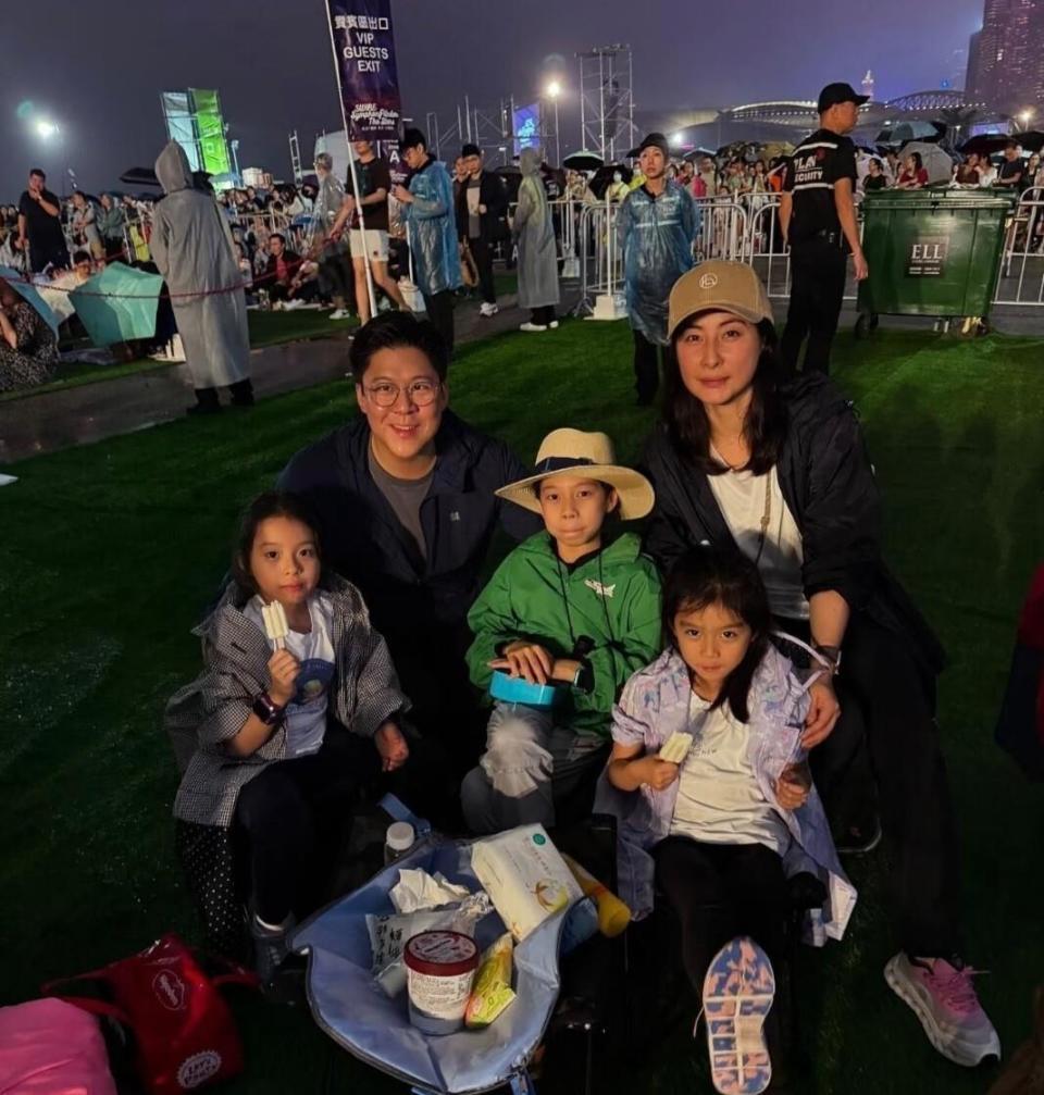 霍启仁在雪山举办婚礼，现场照罕见曝光，老婆小腹隆起疑似怀孕封面图