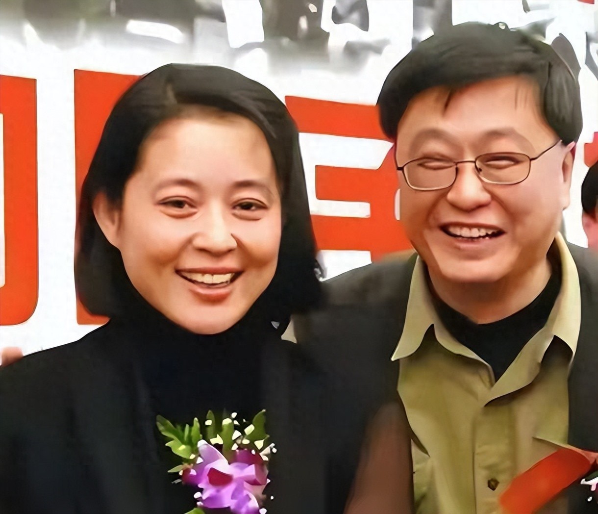 与倪萍离婚20年，按时给孩子抚养费却仍被骂，王文澜做错了什么？封面图