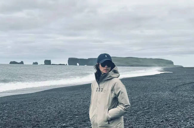 朱亚文一家四口冰岛度假 妻子素颜戴墨镜气质斐然