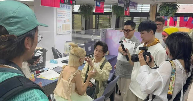 陈汉典LULU领证现场接吻 对镜甜笑洋溢幸福氛围