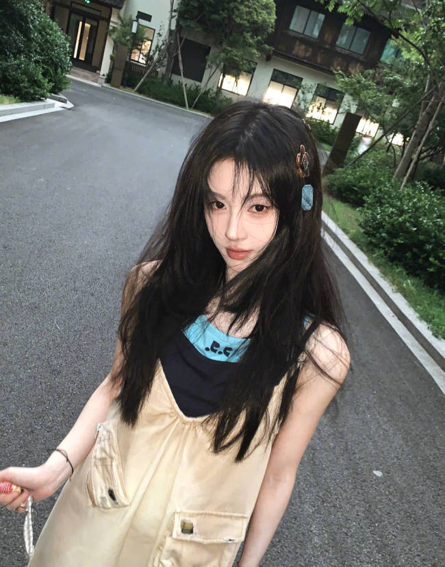 鞠婧祎穿卡其吊带裙身材纤细 发丝微乱纯欲感十足