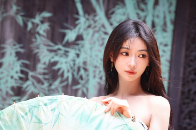 吴谨言露白皙美背夏日撑伞 清冷美艳