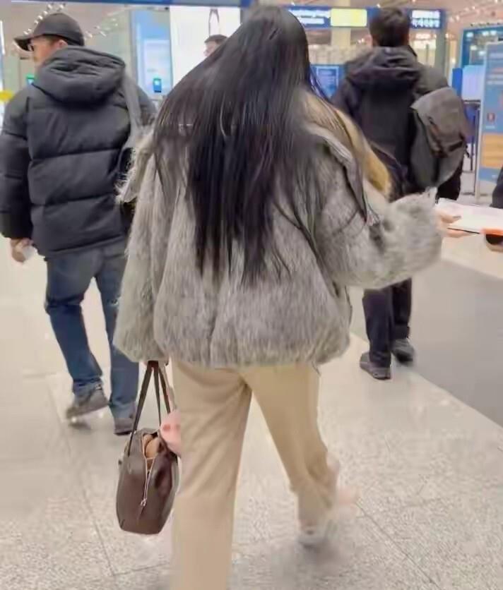 钟丽缇机场现身，身着貂绒大衣超吸睛，这打扮一般人真难驾驭封面图