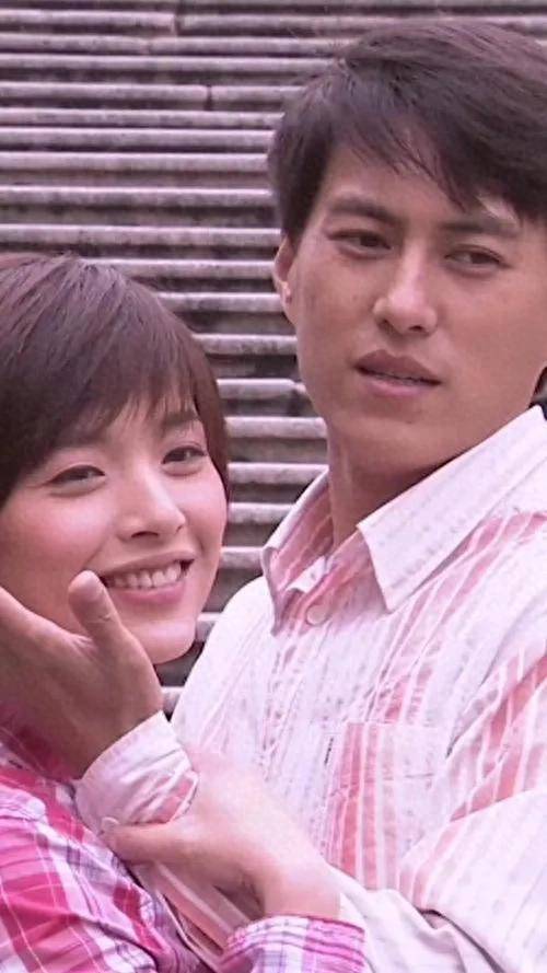 靳东老婆近照曝光，自信大方好美丽！网友：46岁白发有点多封面图