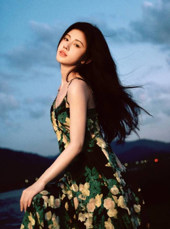 鞠婧祎身穿墨绿色玫瑰吊带长裙 肤白貌美清纯可人