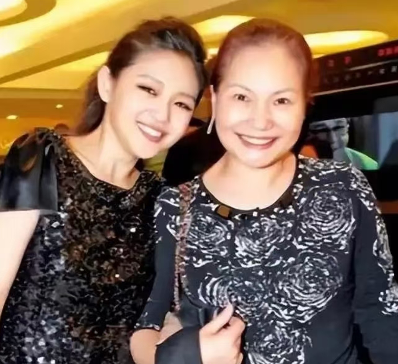 大S母亲黄春梅缺席公益活动仍捐款5万，抱病呼吁反网络霸凌封面图