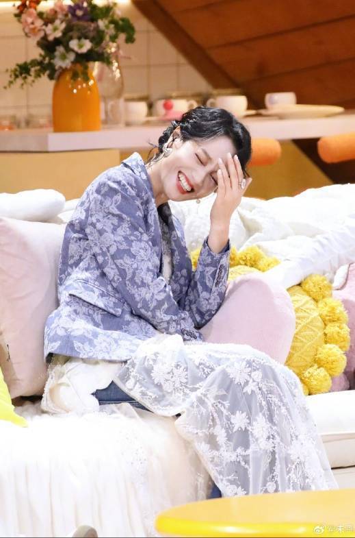 43岁朱丹在家晒美照！周一围视角下笑容超甜，配文：有快乐的味道封面图