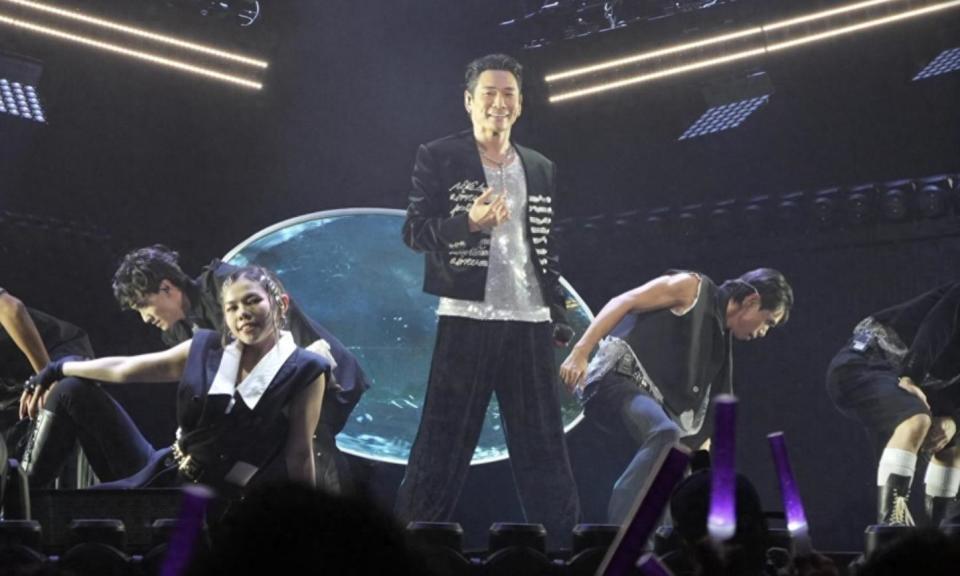 杜德伟香港演唱会众亲友捧场，9岁儿子也在一脸兴奋，长相随母亲封面图