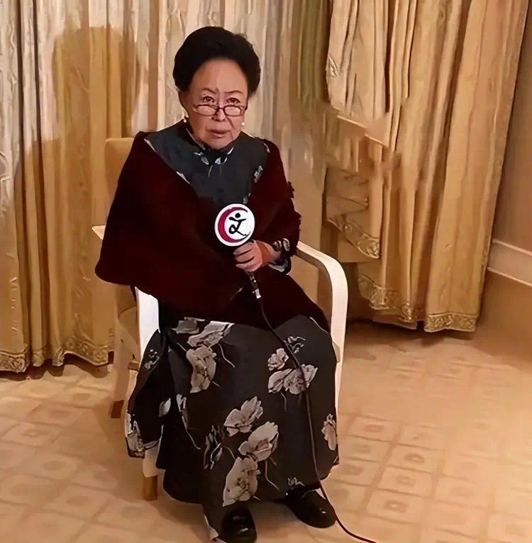 落地的凤凰不如鸡，瑞士丈夫去世后，回国的斯琴高娃成了"笑话"封面图