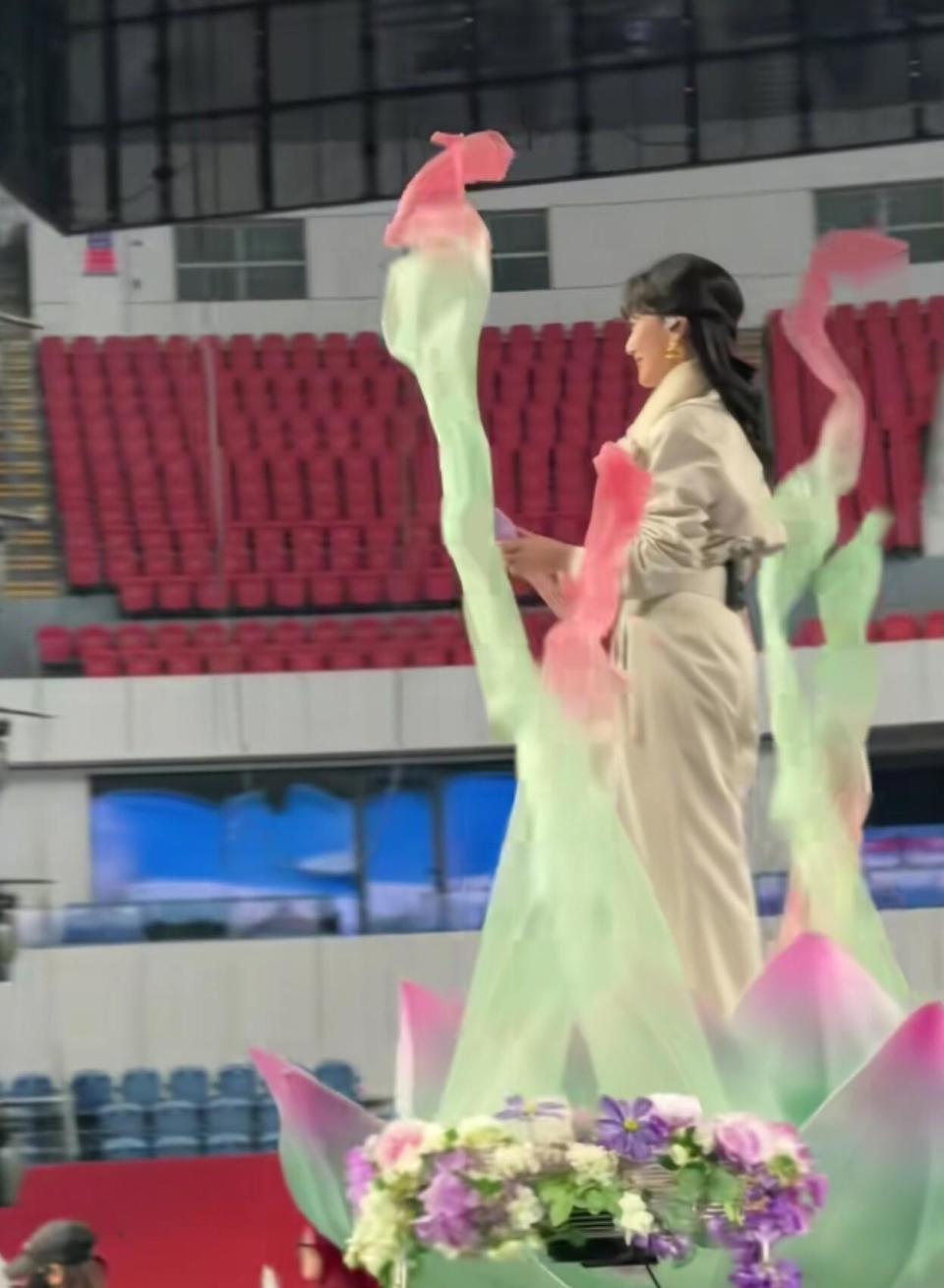 72岁赵雅芝彩排路透：围巾 收腰连体裤，减龄又保暖，美得像50岁封面图