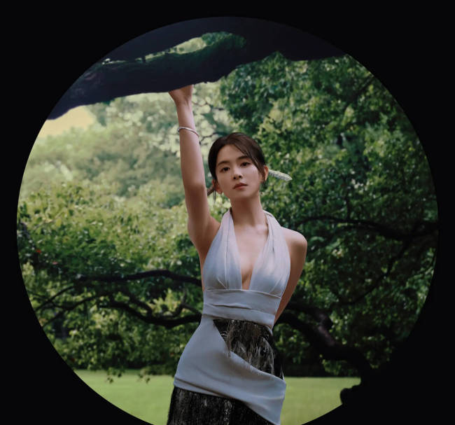 陈昊宇穿挂脖吊带性感撩人 簪白色发钗古韵十足