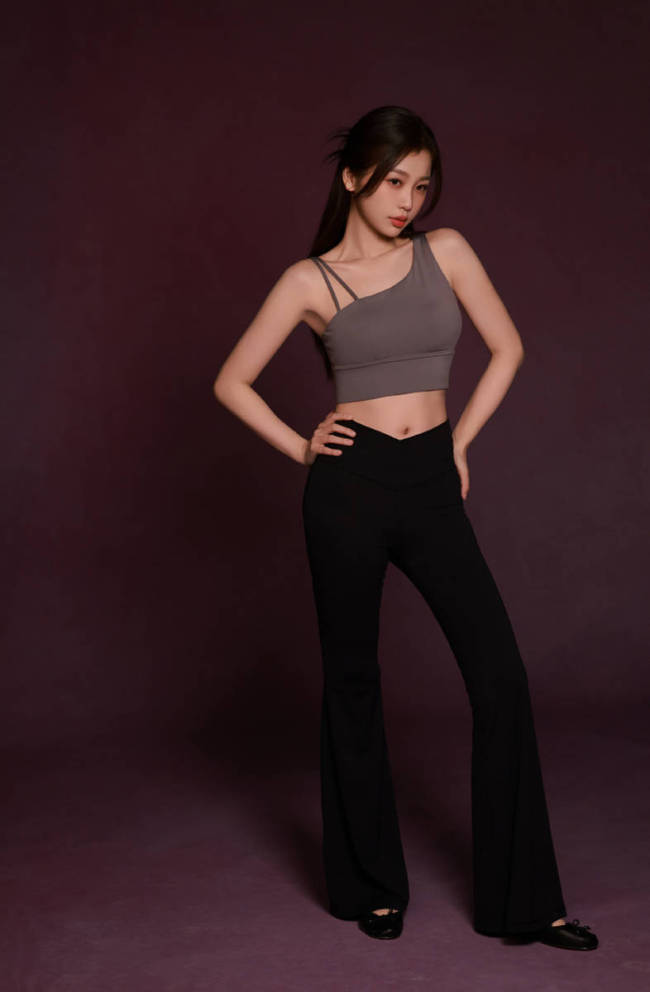 虞书欣身穿瑜伽服曲线优美 运动风氧气少女感十足