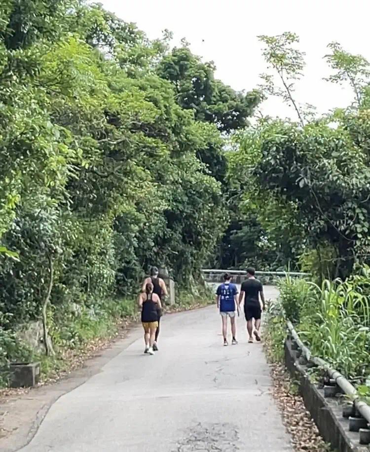 70岁周润发在香港爬山，面容沧桑了好多，皮肉松弛，气势依然很强封面图