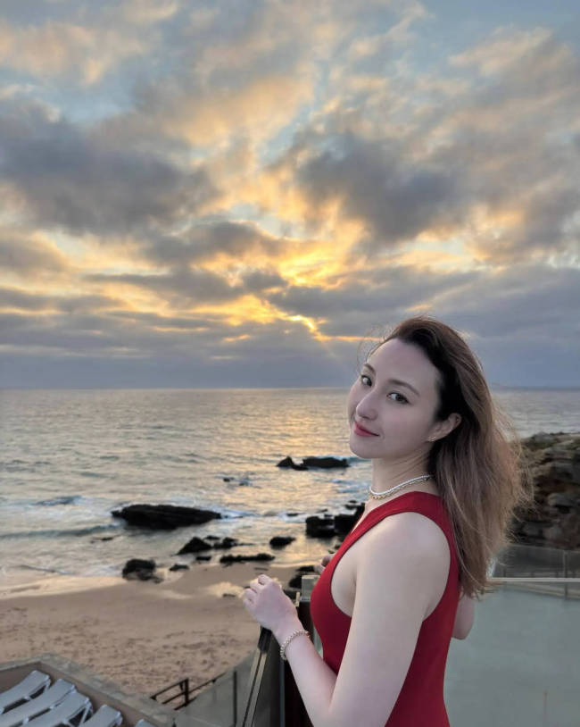 何超云穿红色无袖裙海边度假 笑容甜美状态超好