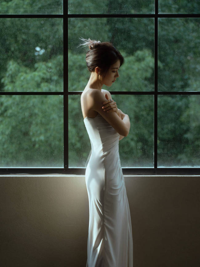 赵今麦抹胸裙气质高雅 披夸张毛毛披肩似复古名伶