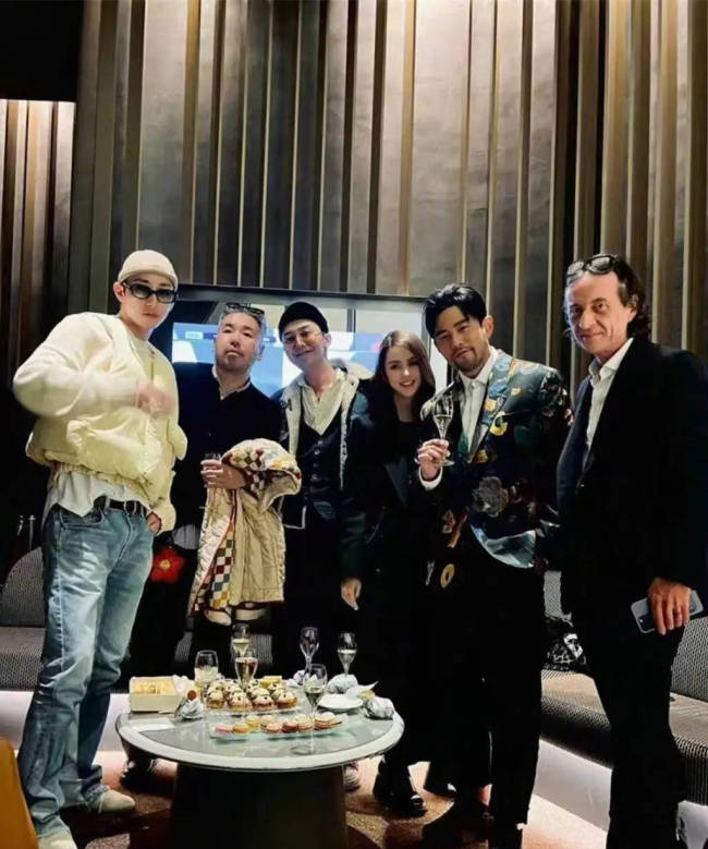 周杰伦给权志龙演唱会送花篮 业内人士曝将合作