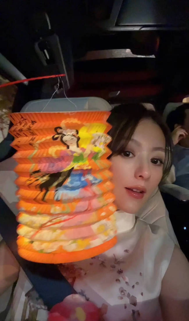 郭富城妻子方媛晒中秋全家福 挺孕肚依然美丽