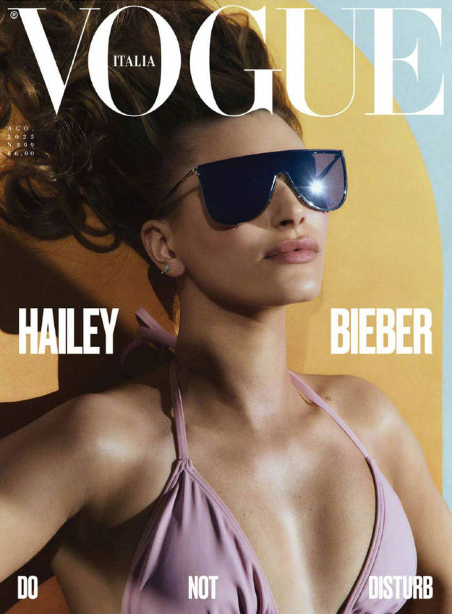 海莉墨镜比基尼身材尽显 性感迷人夏日氛围感拉满