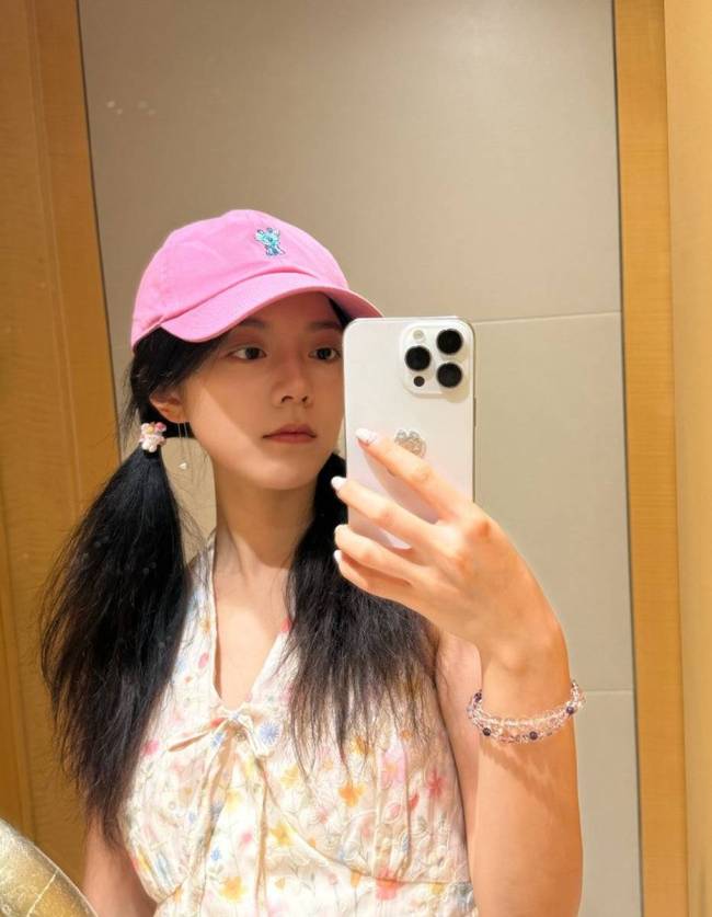 赵今麦扎双马尾穿碎花上衣 活泼可爱少女感满满