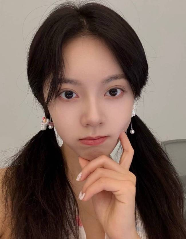 赵今麦扎双马尾穿碎花上衣 活泼可爱少女感满满