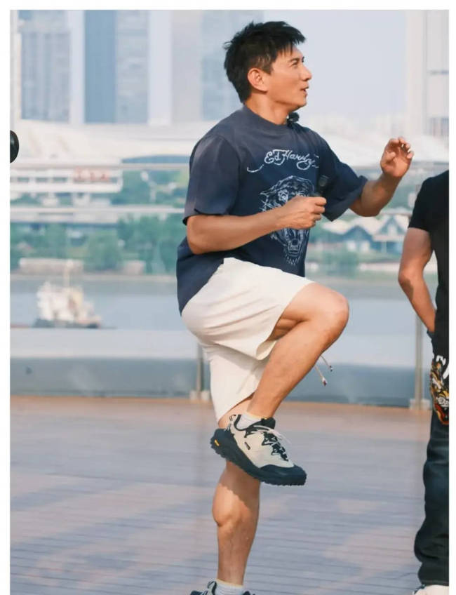 吴奇隆穿运动套装活力满满 与好友合照状态超好