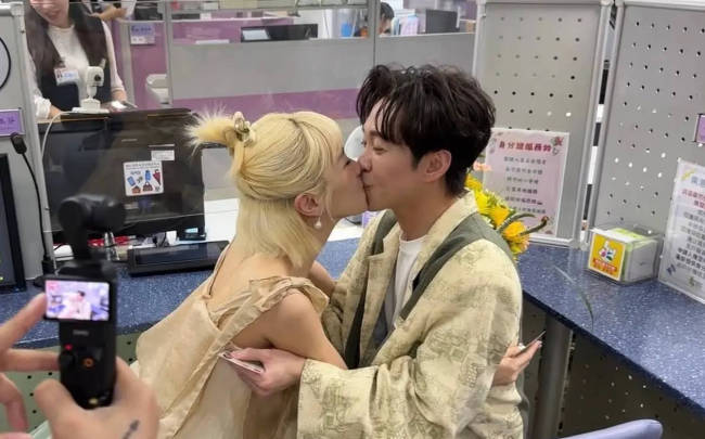 陈汉典LULU领证现场接吻 对镜甜笑洋溢幸福氛围