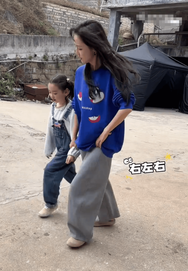 小酒窝佟丽娅同框跳舞好养眼！二人笑容甜美超开心