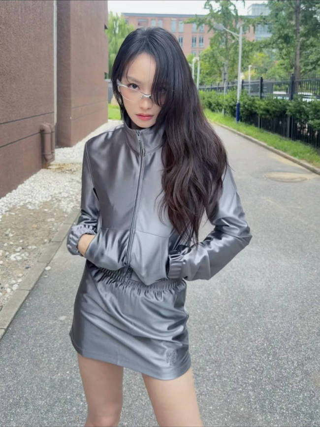 宋茜穿套装秒变性感机械姬！眼神超A御姐范儿十足