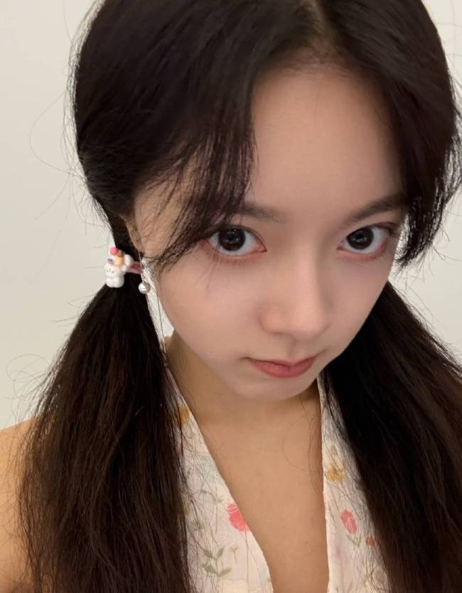 赵今麦扎双马尾穿碎花上衣 活泼可爱少女感满满