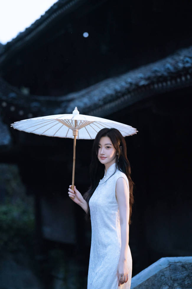 景甜穿白色旗袍气质温婉 手撑油纸伞端庄大气