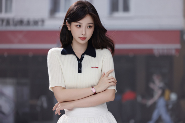 虞书欣白色针织搭配短裙wink尽显青春活力