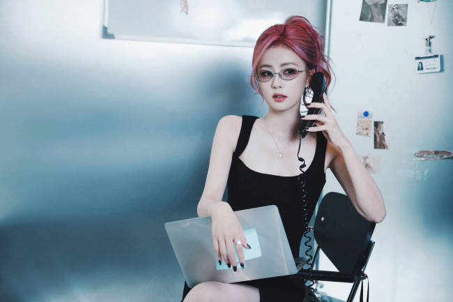 白鹿戴无框眼镜时尚冷艳 手持复古电话慵懒迷人