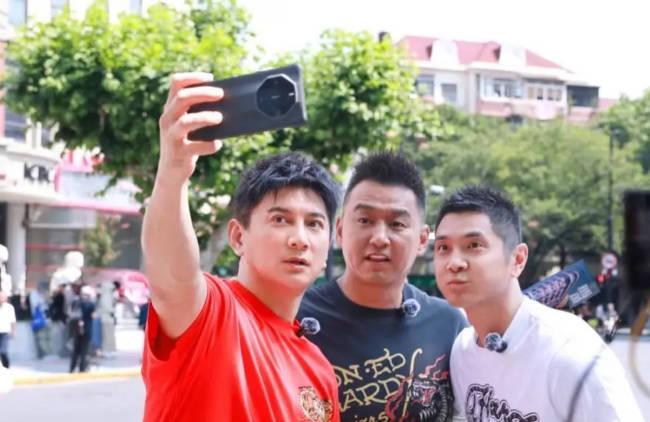 吴奇隆穿运动套装活力满满 与好友合照状态超好